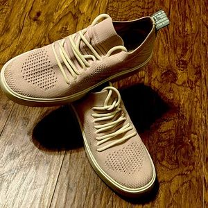 Women’s 7.5 Steve Madden sneakers.